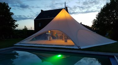 Met zijpanelen en mastverlichting