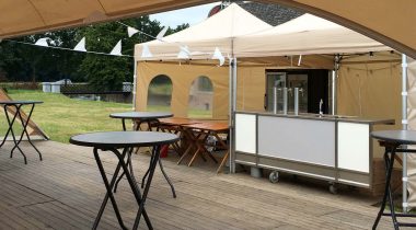 Twee 3x3 partytenten ingericht als bar en kassa