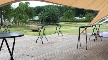 Trouwopstelling Blauw Kasteel in Oosterzele, zicht naar buiten.