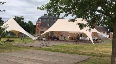 Trouwopstelling Blauw Kasteel in Oosterzele, zijaanzicht.