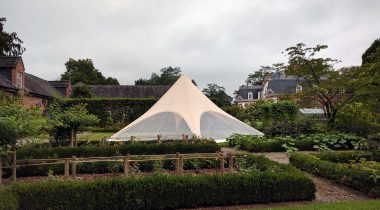 Een StarShade 400 geplaatst in een kruidentuin, zijaanzicht