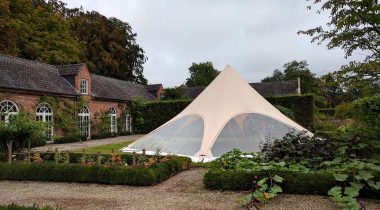 Een StarShade 400 geplaatst in een kruidentuin, zijaanzicht