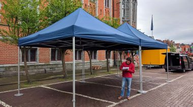 Opstelling voor een gemeentefeest in Sint-Amandsberg