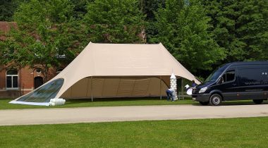 Exclusieve Feesttent StarDouble geplaatst voor een bedrijfsevent in Hingene, vooraanzicht.
