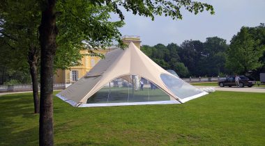 Exclusieve Feesttent StarDouble geplaatst voor een bedrijfsevent in Hingene, zijaanzicht