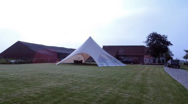 Feesttent StarShade 800,geplaatst voor een communiefeest in Maldegem