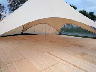 Feest in Affligem, met zijpanelen en houten vloer