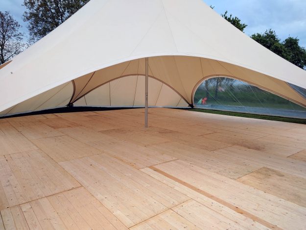 Feest in Affligem, met zijpanelen en houten vloer