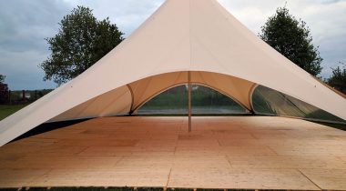 Feest in Affligem, met zijpanelen en houten vloer