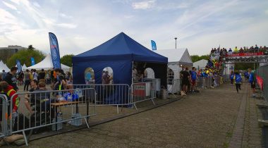 Opstelling van een partytent voor de 12urenloop in Gent
